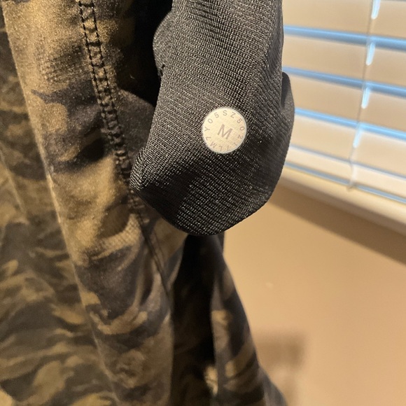 Men’s Lululemon T.H.E. Camo Shorts - Picture 3 of 4